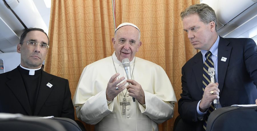 Resultado de imagem para eNTREVISTA DE PAPA frANCISCO NA VIAGEM DE VOLTA DO eGITO