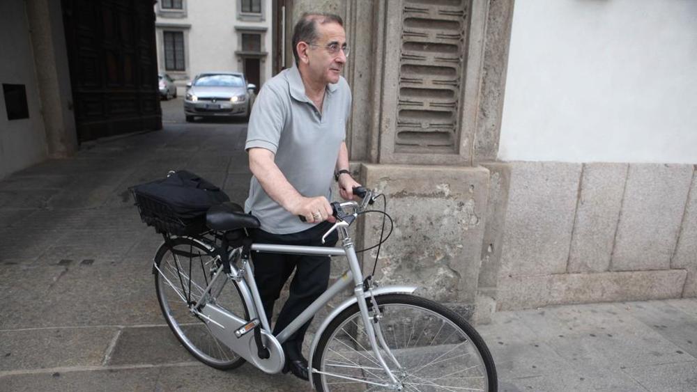 Resultado de imagem para O arcebispo do povo, entre a oração e a bicicleta