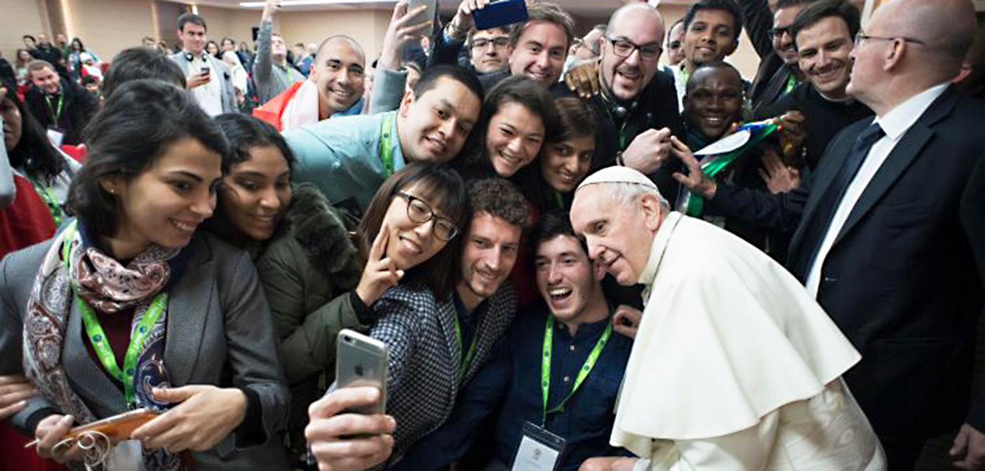 26_03_papa_francisco_e_os_jovens_foto_santalessandro_org.jpg
