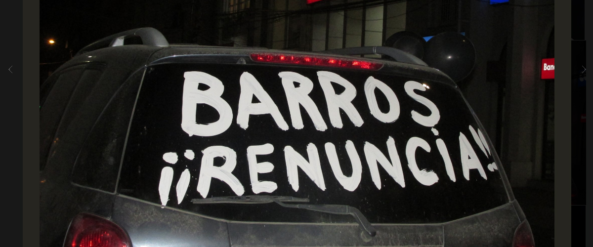 13_04_protesto_contra_bispo_barros_foto_no_parar_de_luchar_twitter.jpg