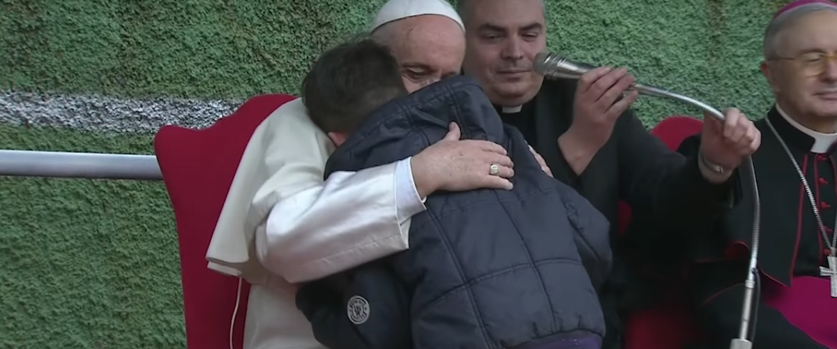 16_04_papa_francisco_e_menino_chora_corviale_foto_youtube.jpg