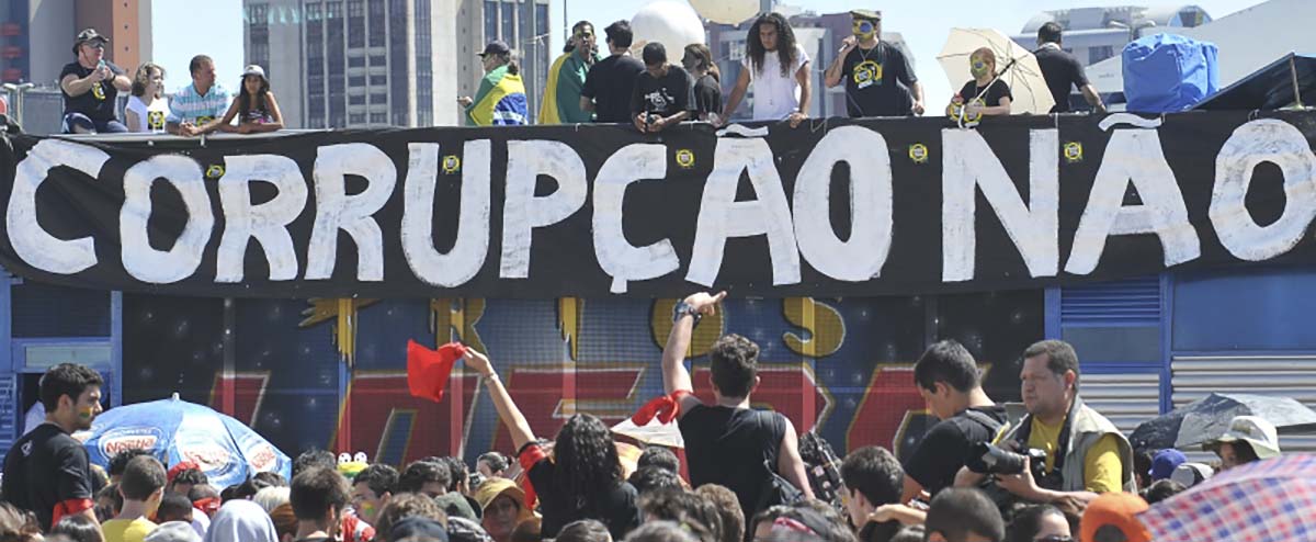 Resultado de imagem para Qual é a única coisa que une os brasileiros e que o poder prefere esconder?