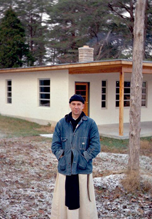 O padre trapista Thomas Merton em uma foto no  eremitÃ©rio da Abadia de Gethsemani (Foto: CNS/Merton Legacy Trust/Thomas Merton Center)