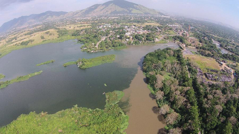 Ponto de captação de águas na ETA do Rio Guandu na Baixada Fluminense, no Rio, e a poluição da água (Foto: Divulgação | Comitê Guandu)