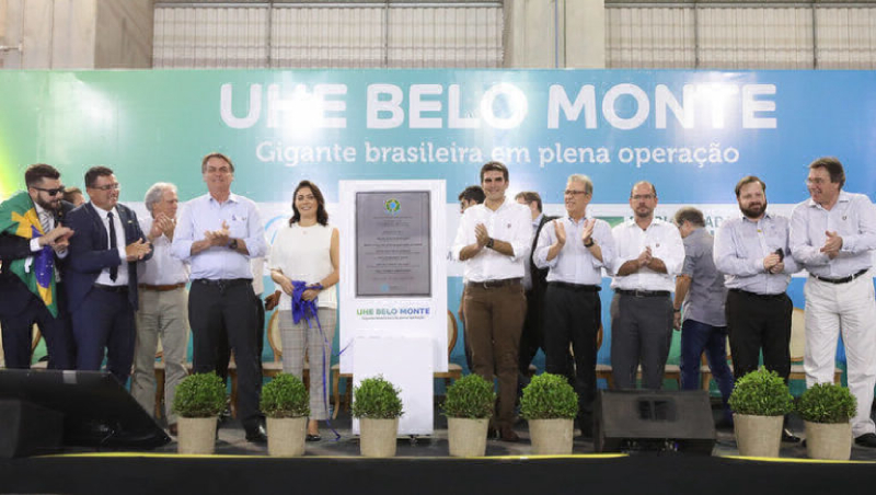 Em 27 de novembro de 2019, o presidente Jair Bolsonaro celebra o término oficial da construção da mega-hidrelétrica de Belo Monte, inaugurando sua última turbina. Especialistas temem que a usina nunca se torne economicamente viável devido ao agravamento da seca e ao desmatamento a montante do Rio Xingu, que reduziu sua vazão. (Foto: Palácio do Planalto)