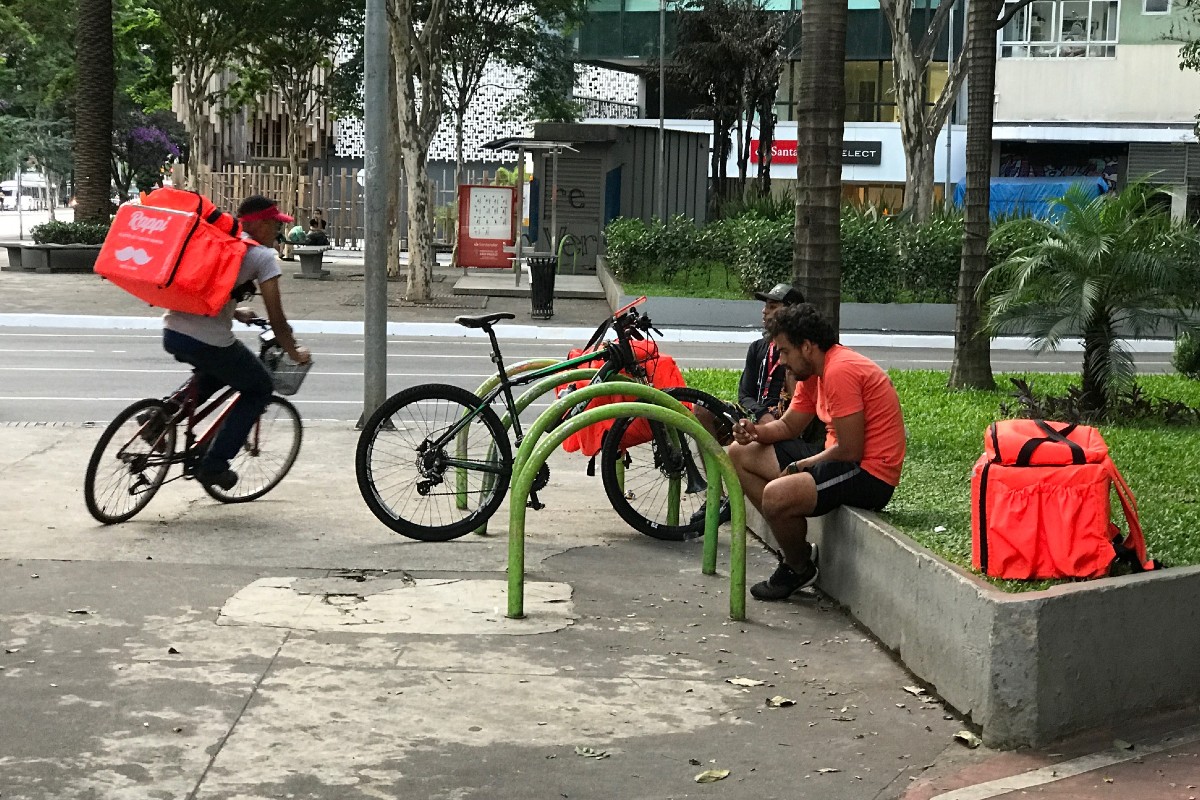 Para professora, trabalhadores que atuam por meio de aplicativos ficaram ainda mais vulneráveis, tanto economicamente como em relação à Covid-19