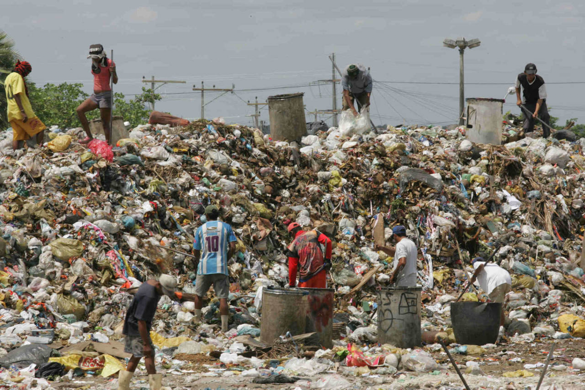 Para avançar na gestão dos resíduos sólidos, os municípios brasileiros precisam investir em consórcios e tecnologias, diz o biólogo