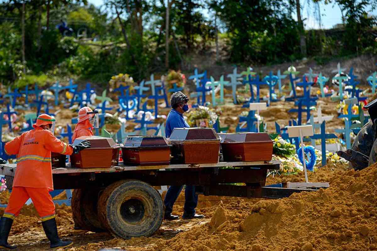 As únicas alternativas para conter a pandemia neste momento são manter o isolamento social e agilizar a vacinação, diz o médico sanitarista e professor da Faculdade de Saúde Pública da USP