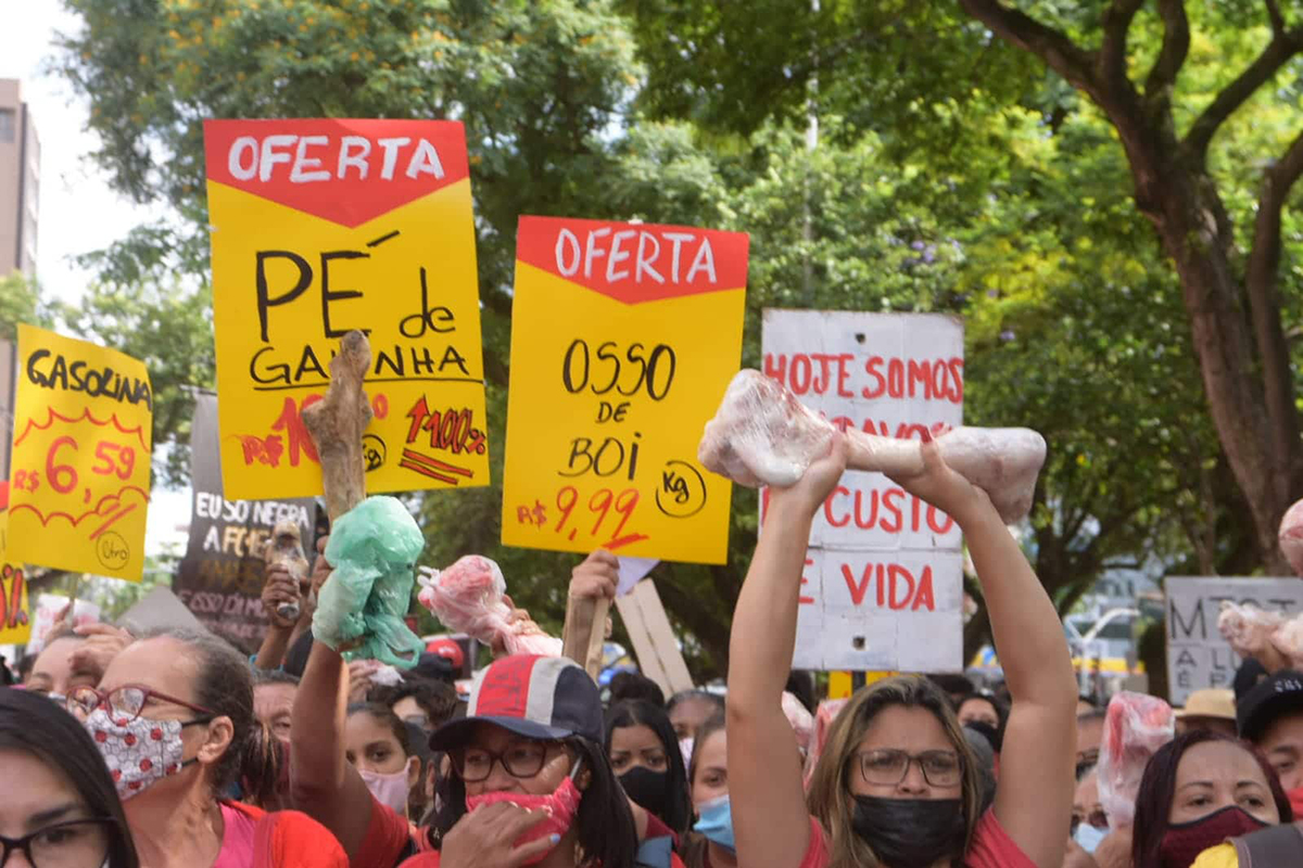Manifestação realizada em São Paulo contra o escárnio que é ter de matar a fome com ossos