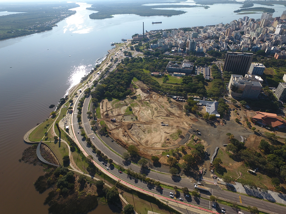 O professor chama atenção para o fato de que lugares de estabilidade climática nas grandes cidades são “reformados” para se tirar árvores, construir prédios e se arrancar gramas para instalação de tapetes sintéticos