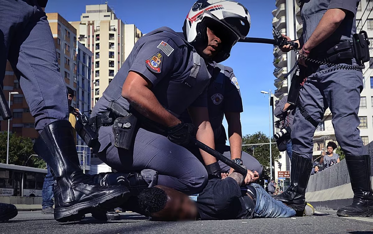 Desde a Lei Áurea, “as pessoas negras e periféricas acabam sendo colocadas em um espaço de estado de exceção permanente, como se as polícias pudessem suspender o direito dessas pessoas constantemente em nome de uma lei que deu brecha para tanta arbitrariedade”, ilustra o pesquisador