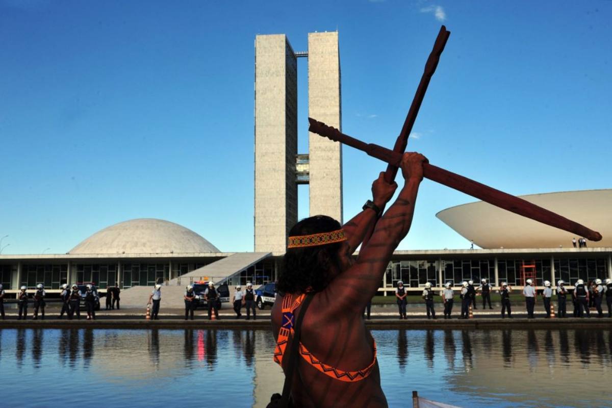 “Ser militante do Cimi é mudar a postura tradicional de doutrinador, ‘vestir o avental’ e, ajoelhado, lavar os pés das pessoas desta América que foram jogadas ‘na beira da estrada’ desde 1500”. Nesse espírito, os dois indigenistas seguem atentos e na luta para que a Lei 14.701/2023 seja declarada inconstitucional e as demarcações de terras sejam retomadas