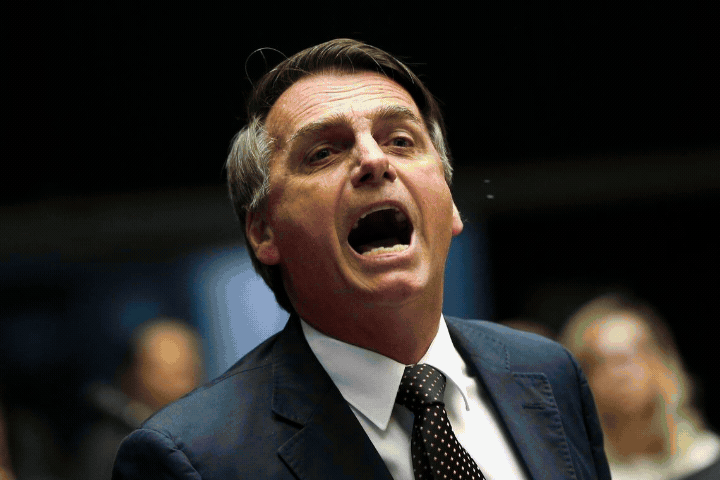 A retórica histriônica de políticos da extrema-direita catalisa indignações sociais e políticas não raras vezes legítimas, mas seus encaminhamentos não são transformadores, senão reafirmam as hierarquias sociais existentes