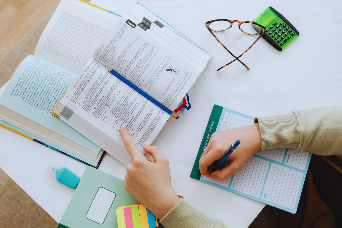 A proposta de revalorizar o estudo dos Clássicos não é uma volta nostálgica ao passado, mas um movimento em direção à compreensão profunda do presente, tendo a tradição como espelho e desafio. Estudar Rousseau, Kant, Foucault, Arendt, Freire ou Dewey não é um luxo acadêmico, mas uma necessidade formativa. Como bem define Italo Calvino, o clássico é aquele livro que nunca termina de dizer aquilo que tem a dizer.