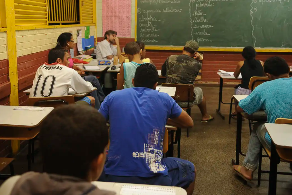 Enquanto a rede privada apresenta uma retórica de mais qualidade na educação, resultados são muito semelhantes à rede pública, mas este discurso galvaniza a “saída” neoliberal como alternativa aos índices da educação nacional 