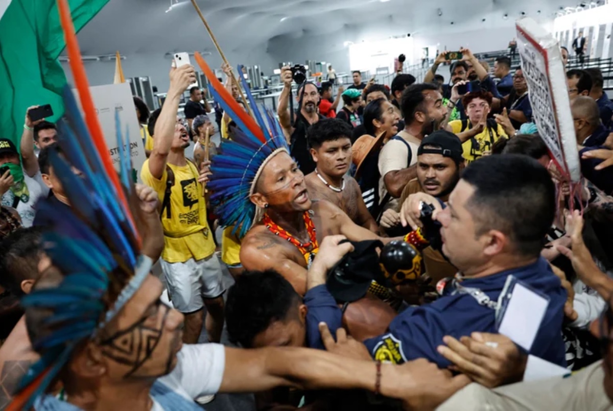 “De que modo é possível pensar a política não apenas abstratamente – como um exame idealista das instituições – mas concretamente, no seu dia a dia conjuntural, sem se limitar a narrar jogos de poder traçados em torno às instituições do Estado?”, questiona o filósofo