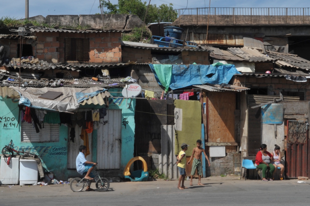 “60% do déficit habitacional, ou seja, quase quatro milhões de domicílios, vivem nessa condição porque o gasto com aluguel é excessivo. As pessoas estão comprometendo a sua renda em mais de 30% com aluguel”, informa a arquiteta e urbanista 