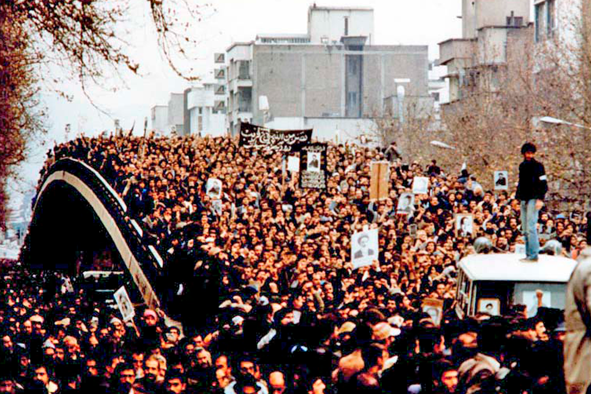 Quatro grandes grupos não homogêneos se destacam no cenário interno. Entretanto, suas articulações nesse ambiente repressivo estão ainda mais impactadas frente ao conflito deflagrado por Israel e EUA, cuja reação iraniana foi subestimada