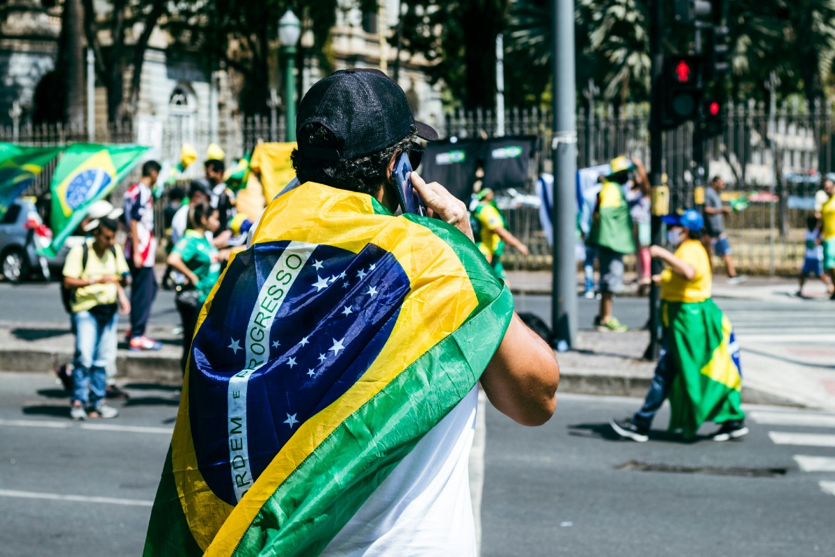 “Discursos desse tipo ameaçam a democracia de forma evidente, são discursos que criam desconfiança nas instituições, em um país como o Brasil, onde a democracia não voltou há muito tempo”, afirma o pesquisador