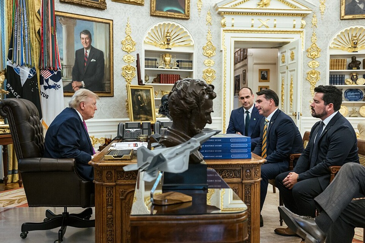 Trump tem dado um apoio muito forte à eleição de governos de extrema-direita e está também chantageando o Brasil, alerta a jornalista